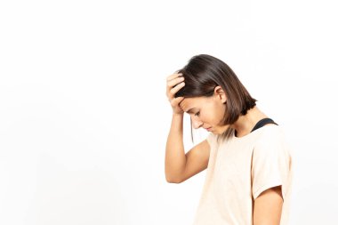 Depresyondaki endişeli Latin bir kadının yan görüntüsü. Ruh sağlığı ve psikoloji kavramı.
