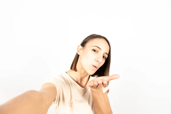 Una Joven Latina Haciendo Una Selfie Enviando Beso Cámara — Foto de Stock