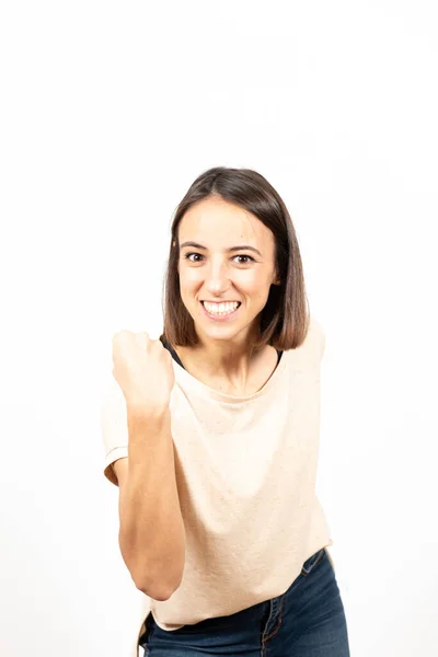 Una Donna Latina Felice Che Celebra Una Vittoria Guardando Dritto — Foto Stock