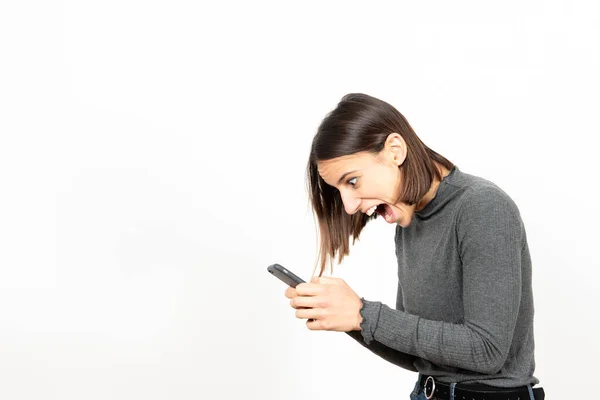 Glückliche Und Aufgeregte Latina Mit Ihrem Handy Auf Weißem Hintergrund — Stockfoto