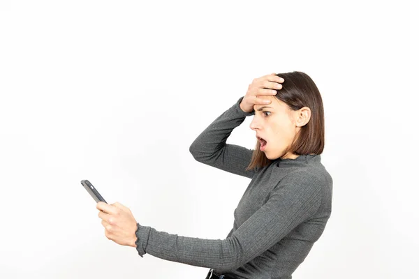 Überraschtes Lateinisches Mädchen Ist Schockiert Als Auf Ihr Handy Vor — Stockfoto