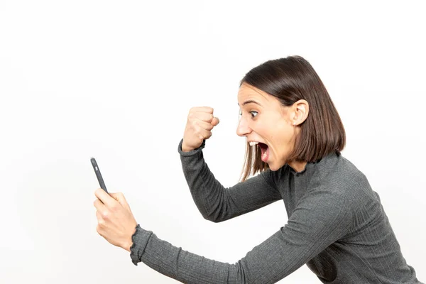 Feliz Mujer Latina Celebrando Las Buenas Noticias Mientras Mira Teléfono — Foto de Stock