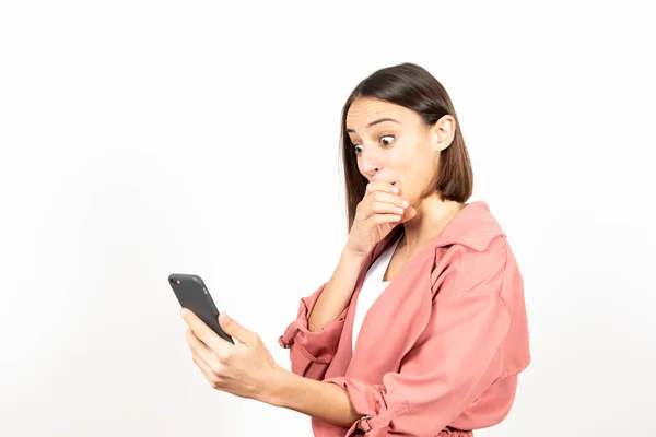 Überraschte Latino Frau Erhält Gute Nachricht Auf Ihrem Handy — Stockfoto