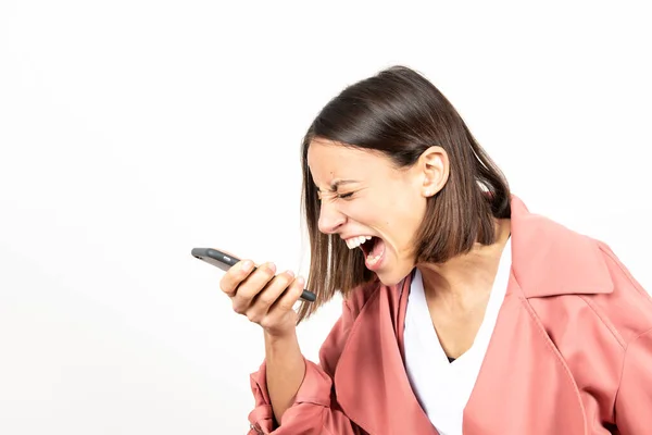 Злая Латинская Женщина Кричит Свой Мобильный Телефон — стоковое фото