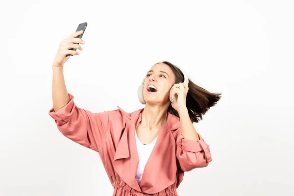 Glückliche Lateinamerikanische Frau Mit Kopfhörern Tanzt Und Macht Ein Selfie — Stockfoto