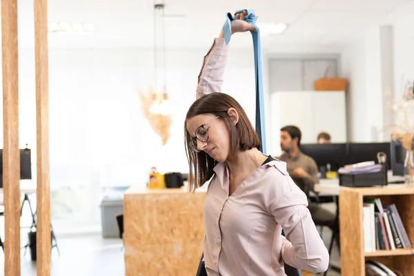 Estilo Vida Saludable Concepto Lugar Trabajo Mujer Con Dolor Espalda — Foto de Stock