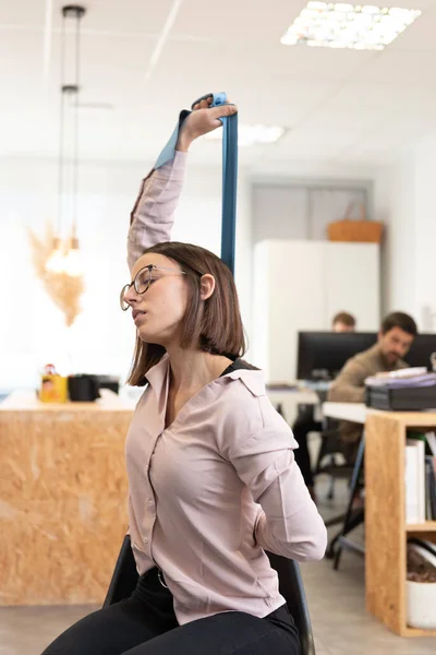 Estilo Vida Saludable Concepto Lugar Trabajo Mujer Con Dolor Espalda — Foto de Stock