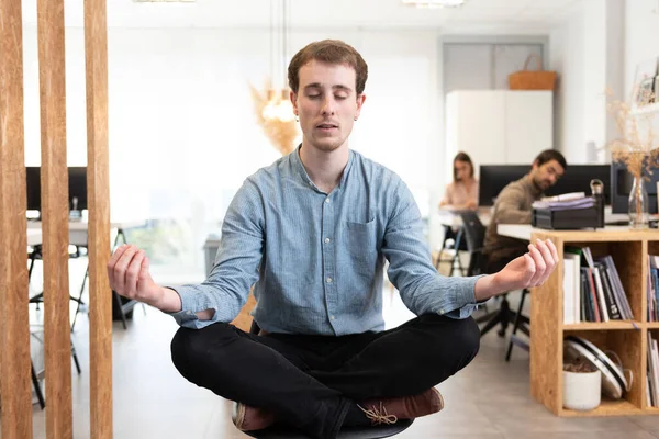 Hombre Guapo Meditando Mientras Está Sentado Piernas Cruzadas Una Silla — Foto de Stock