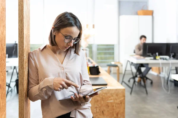 Mujer Bonita Hispana Pie Concentrada Tableta Oficina — Foto de Stock