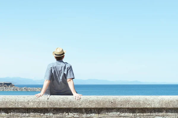 Uomo Solitario Seduto All Indietro Guardando Orizzonte Mare Una Giornata — Foto Stock