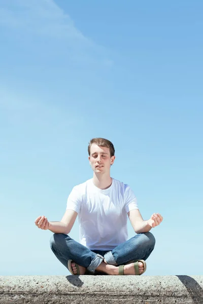 Молодой Человек Медитирует Позе Лотоса Открытом Воздухе Солнечный День — стоковое фото
