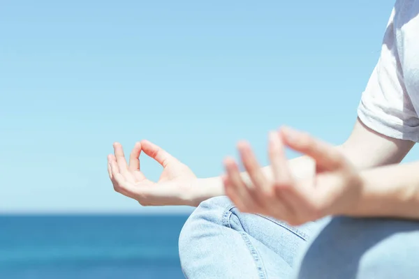 Sahilde Meditasyon Yapan Bir Kadının Elleri Yakındır — Stok fotoğraf