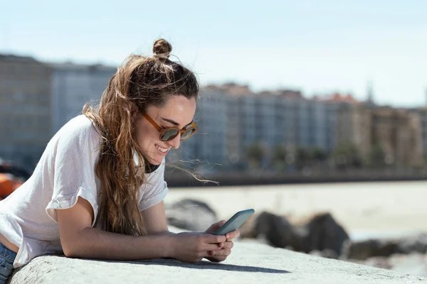 Junge Glücklich Lächelnde Frau Checkt Ihr Handy Der Küste Einer — Stockfoto
