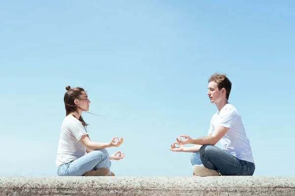 Genç Çift Güneşli Bir Günde Birlikte Meditasyon Yapıyorlar — Stok fotoğraf