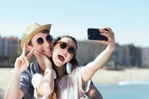 Les Jeunes Touristes Prennent Selfie Sur Littoral Une Ville Par — Photo