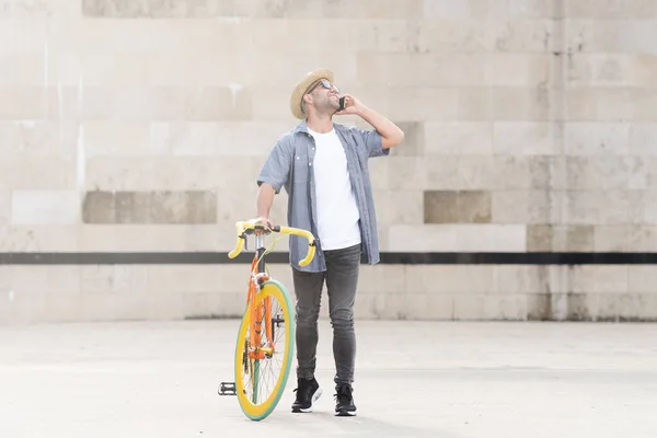 Glücklicher Hispanischer Mann Der Mit Einem Bunten Retro Fahrrad Telefoniert — Stockfoto