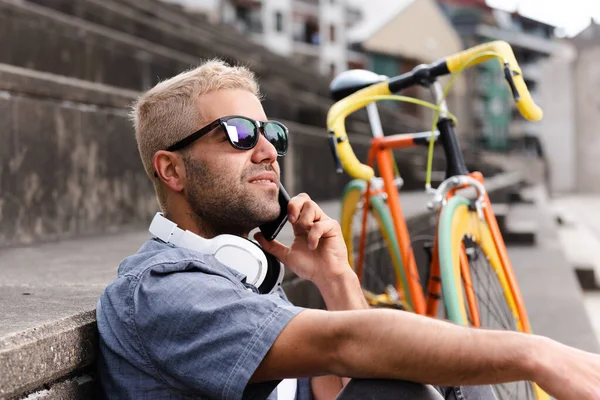 Spaanse Freelancer Met Blond Haar Gesprek Zijn Telefoon Naast Een — Stockfoto