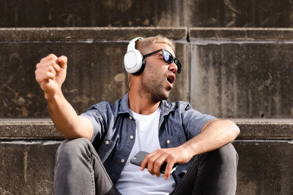 Ισπανόφωνος Χίπστερ Άντρας Ξανθά Μαλλιά Ακούει Μουσική Ακουστικά Και Τραγουδάει — Φωτογραφία Αρχείου
