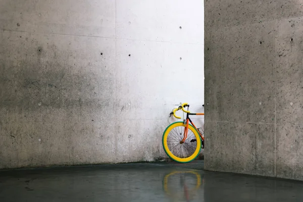 Minimalist Photography Copy Space Vintage Colorful Urban Bicycle Concrete Walls — Stock Photo, Image