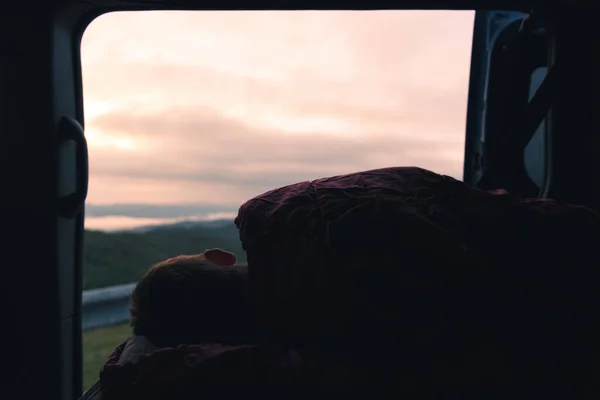 Kamp Arabasının Kapısından Güneşin Doğuşunu Izlerken Uyku Tulumunda Yatan Bir — Stok fotoğraf