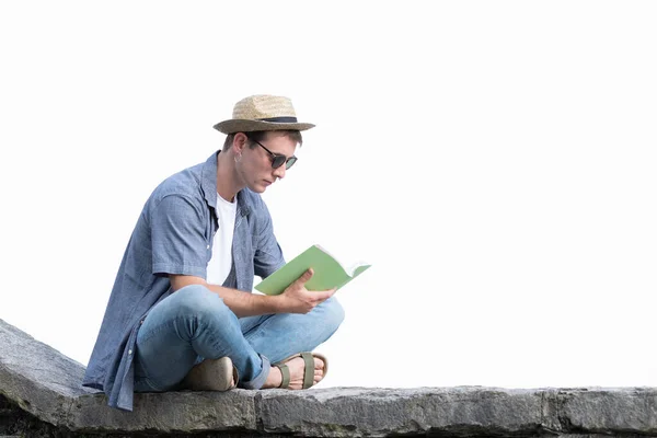 Een Jongeman Die Een Boek Een Stenen Muur Leest Buiten — Stockfoto