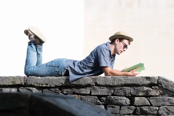 Junger Mann Liest Ein Buch Einer Steinmauer Studentenleben Hochschulen Oder — Stockfoto