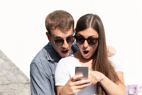 Joven Pareja Sorprendida Mirando Smartphone Reacción Contenido Redes Sociales — Foto de Stock