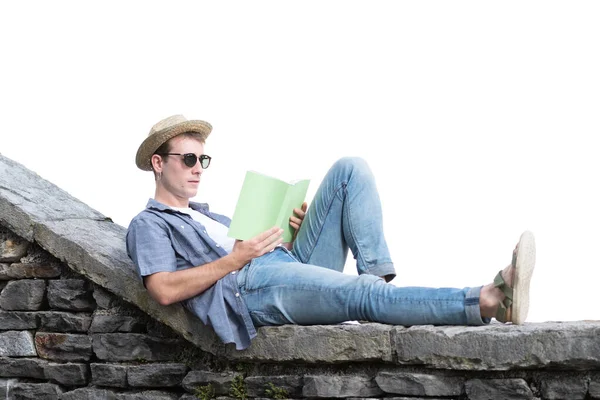 Stilig Ung Man Hatt Läser Bok Som Ligger Stenmur — Stockfoto