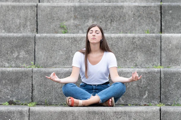 Sıradan Giyimli Genç Bir Kadın Merdivenlerde Oturmuş Meditasyon Yapıyor Akıl — Stok fotoğraf