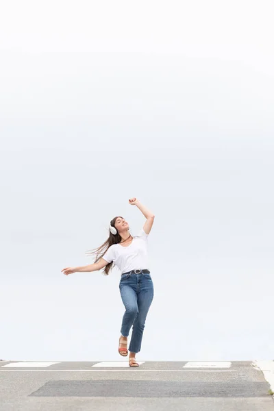 Szczęśliwa Kobieta Słuchająca Muzyki Tańcząca Środku Drogi Koncepcja Szczęścia Prostoty — Zdjęcie stockowe
