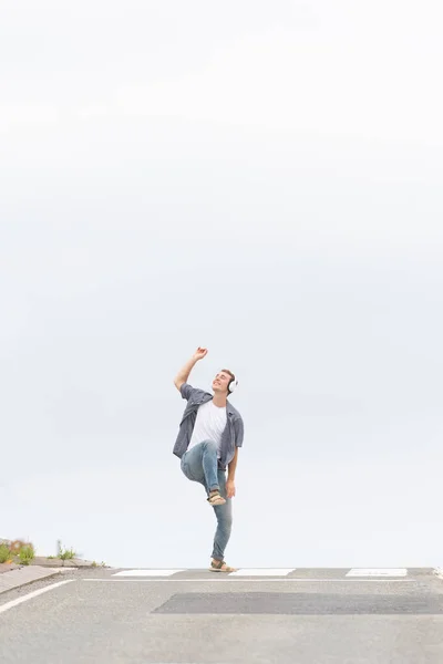 Jongeman Die Naar Muziek Luistert Midden Weg Danst Geluk Eenvoud — Stockfoto