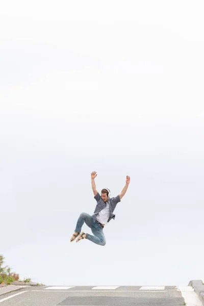 Homem Feliz Ouvindo Música Pulando Meio Estrada Felicidade Simplicidade Conceito — Fotografia de Stock