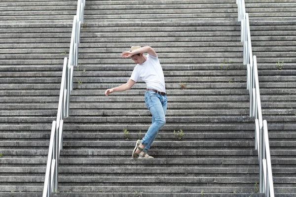 Uomo Vestito Casual Che Balla Festeggia Una Scala — Foto Stock