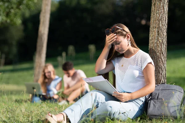 Estudante Frustrado Verificar Exame Notas Falhadas Discriminação Universitária Aprendizagem Conceito — Fotografia de Stock