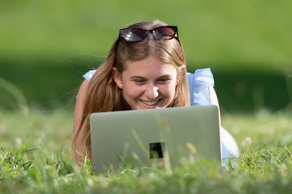 Blondynka Szczęśliwy Nastolatek Student Pracuje Swoim Laptopie Leżąc Trawie — Zdjęcie stockowe