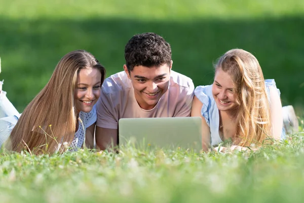 Estudantes Multiétnicos Trabalhando Juntos Laptop Deitado Chão Trabalho Equipe Adolescência — Fotografia de Stock