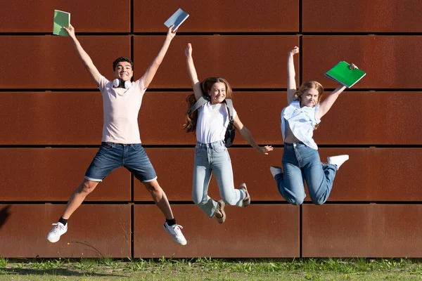 Gelukkige Multi Etnische Studenten Springen Vieren Goede Resultaten Examens Het — Stockfoto