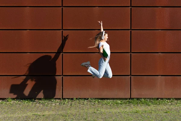 Bella Studentessa Bionda Che Ascolta Musica Danza Felice Adolescente Saltare — Foto Stock