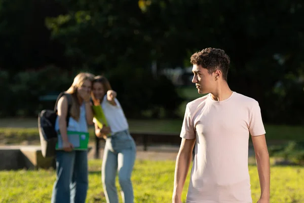 Hispanische College Studentin Leidet Unter Mobbing Bully Klassenkameraden Machen Sich — Stockfoto