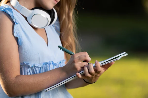 Gesichtsloser Student Schreibt Freien Auf Einem Notizbuch — Stockfoto