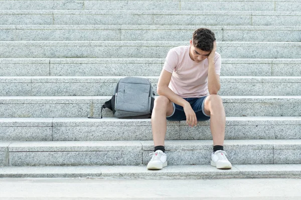 忧心忡忡的少年坐在楼梯上 低着头 很沮丧 青春期焦虑和抑郁的概念 — 图库照片