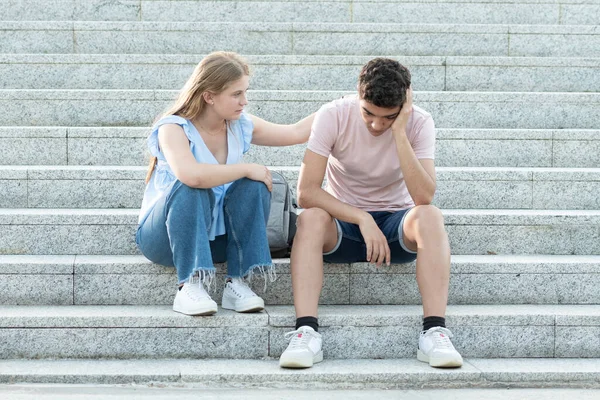 Merdivenlerde oturan genç çift. Üzgün İspanyol sevgiliyi neşelendirmeye çalışan bir kız arkadaş. Ergenlik kavramında ilişki sorunları, endişe ve depresyon.