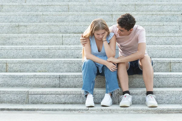 Pareja Adolescentes Sentados Las Escaleras Novio Hispano Tratando Animar Abrazar —  Fotos de Stock