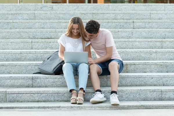 Ein Multiethnisches Teenager Paar Arbeitet Zusammen Einem Laptop Und Sitzt — Stockfoto