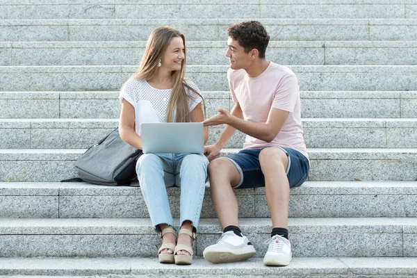 Multietniskt Par Chattar Och Arbetar Tillsammans Bärbar Dator Som Sitter — Stockfoto