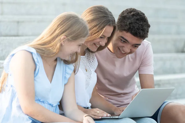Gelukkige Tieners Zitten Trap Werken Samen Een Laptop Teamwork Adolescentie — Stockfoto