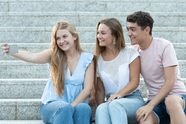 Amigos Adolescentes Multiétnicos Tomando Uma Selfie Sentados Nas Escadas — Fotografia de Stock