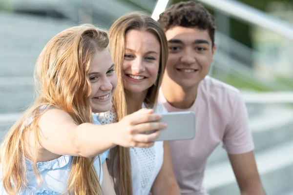 Happy Teman Remaja Mengambil Selfie Duduk Tangga — Stok Foto