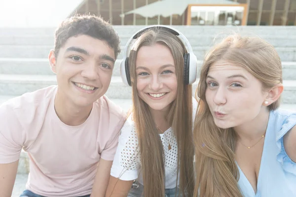 Adolescente Fazendo Gesto Beijo Tirando Uma Selfie Com Seus Amigos — Fotografia de Stock