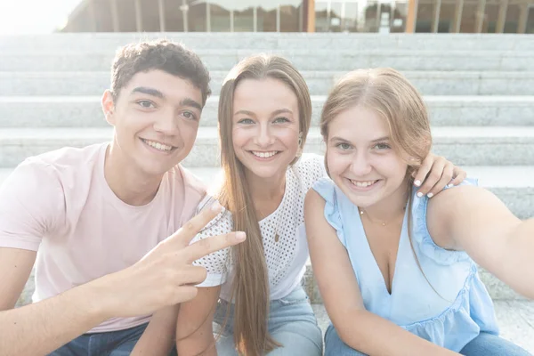 Glückliches Teenager Mädchen Macht Ein Selfie Mit Ihren Freunden Die — Stockfoto